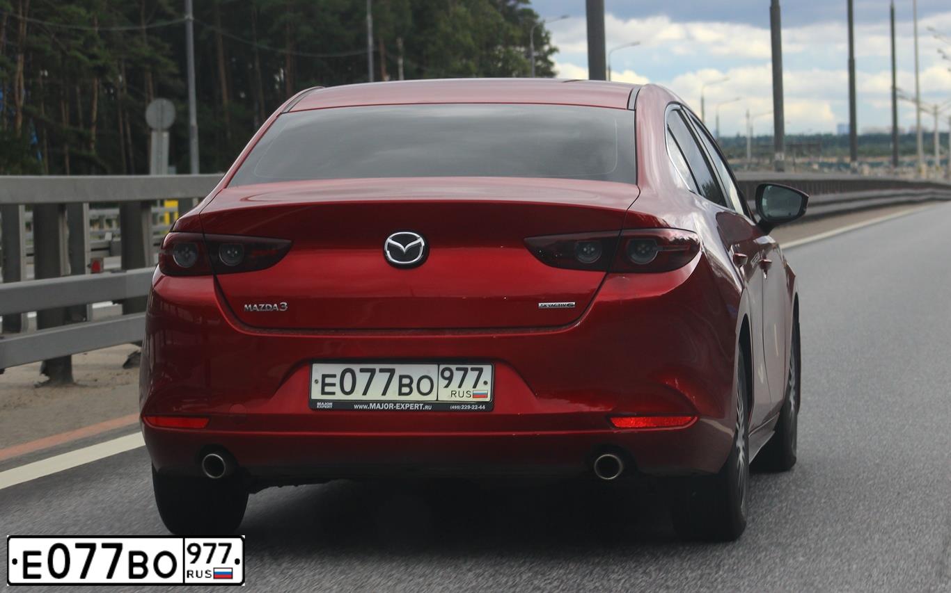 Фото автомобиля MAZDA 3, 2019 — госномер Е077ВО977. Цвет: Красный