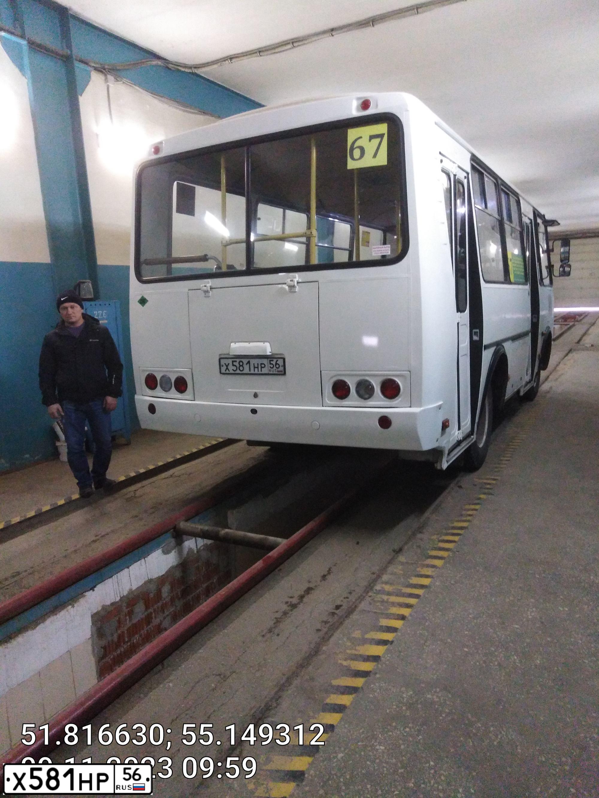 Фото автомобиля PAZ 3205, 2010 — госномер Х581НР56. Цвет: Белый