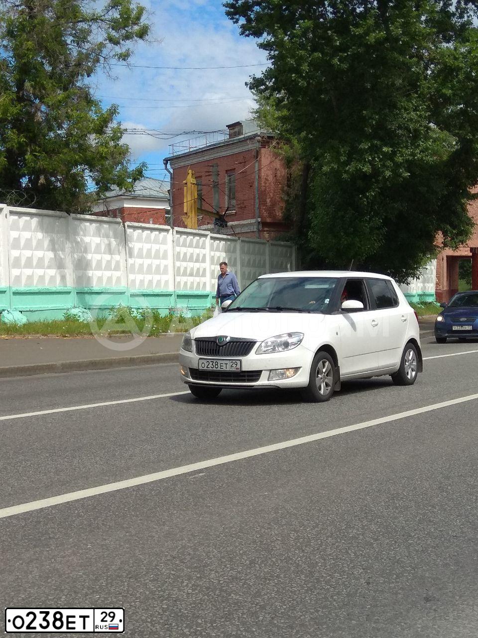 Фото автомобиля SKODA FABIA, 2012 — госномер О238ЕТ29. Цвет: Белый