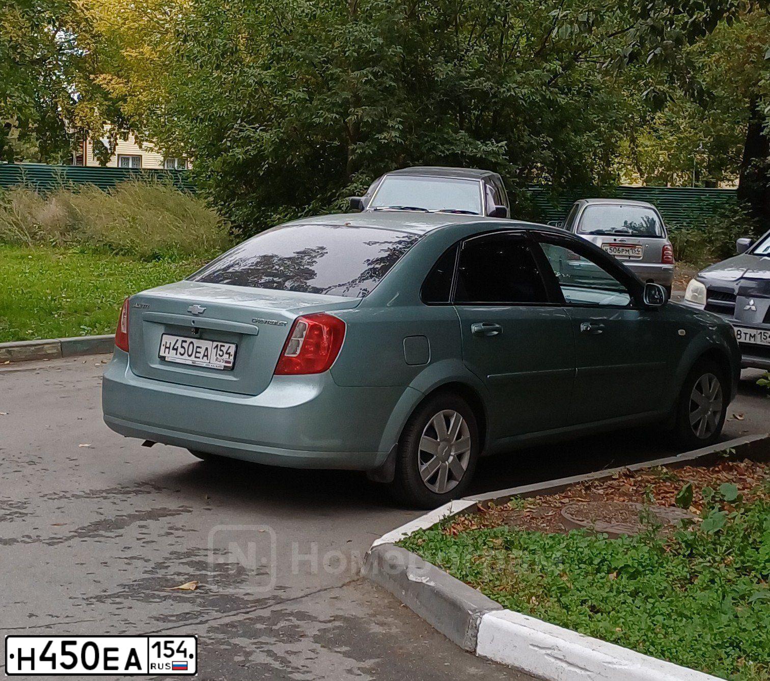 Фото автомобиля CHEVROLET LACETTI, 2006 — госномер Н450ЕА154. Цвет: СЕРО-ЗЕЛЕНЫЙ