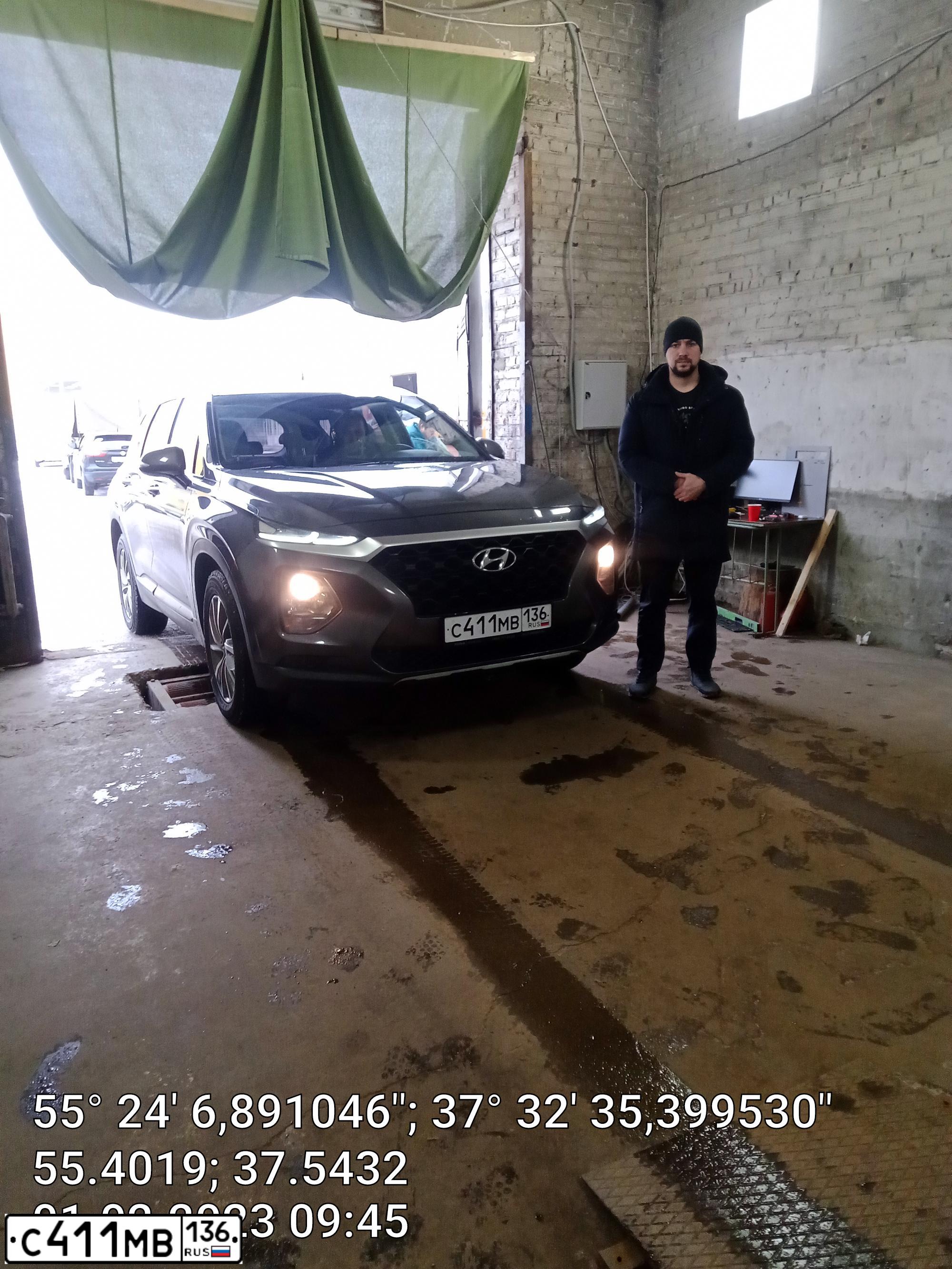 Фото автомобиля HYUNDAI SANTA FE, 2018 — госномер Н916ХР790. Цвет: СЕРЫЙ