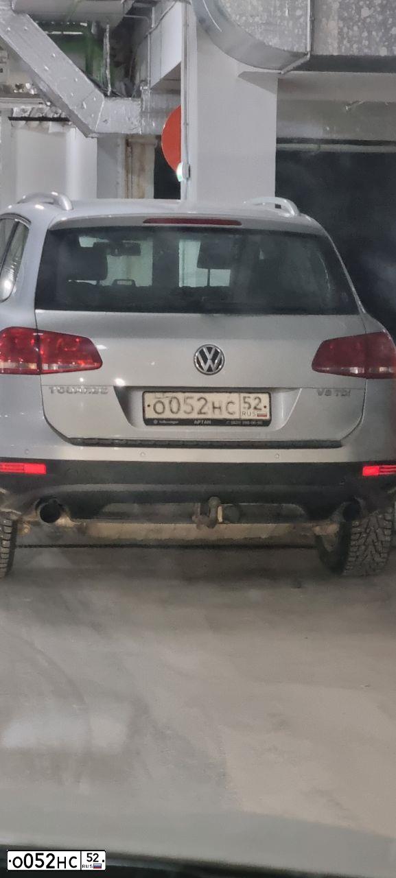 Фото автомобиля VOLKSWAGEN TOUAREG, 2004 — госномер К444РТ152. Цвет: СВЕТЛО-СЕРЫЙ