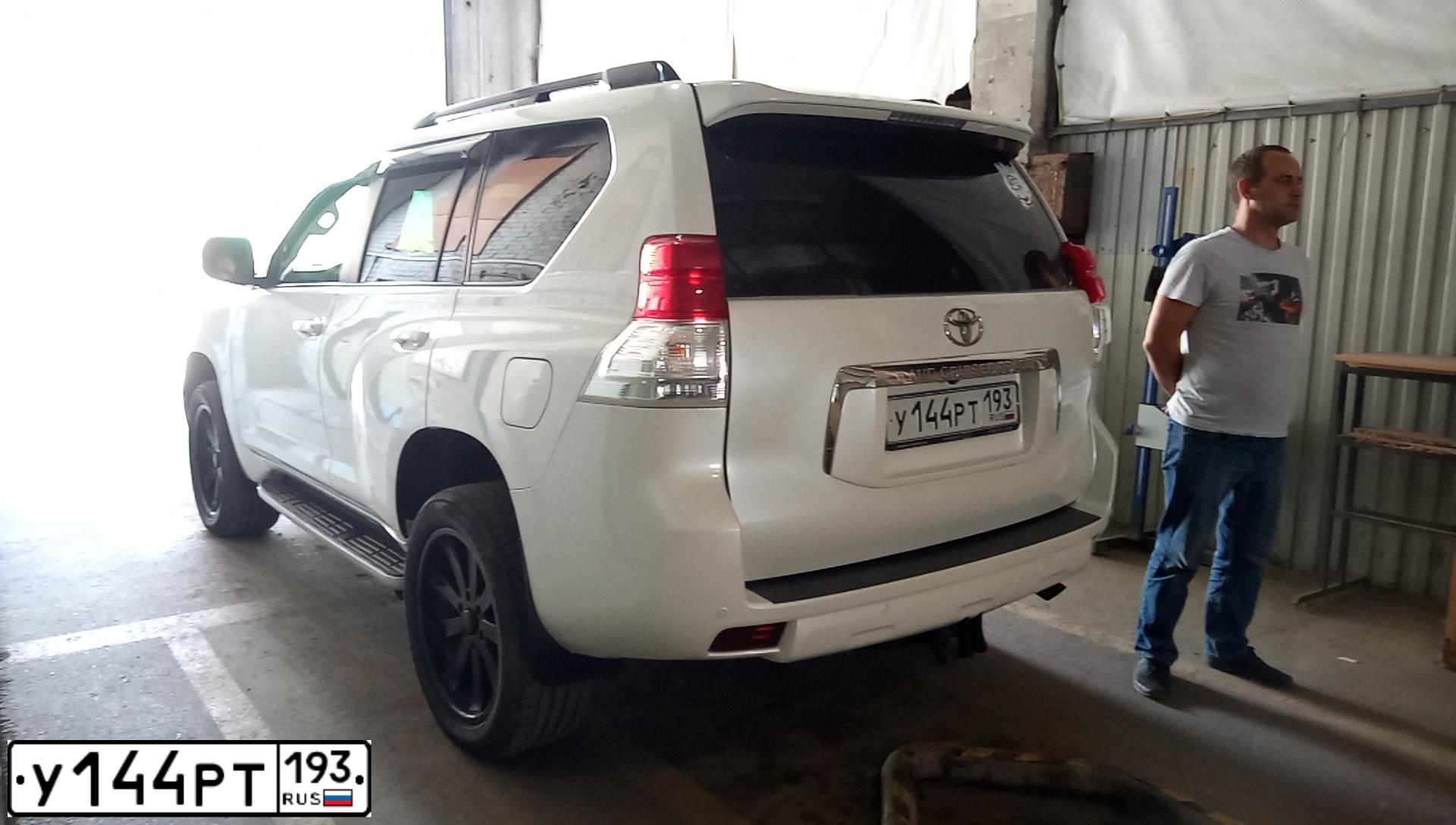 Фото автомобиля TOYOTA LANDCRUISER, 2011 — госномер Х393НУ93. Цвет: Белый