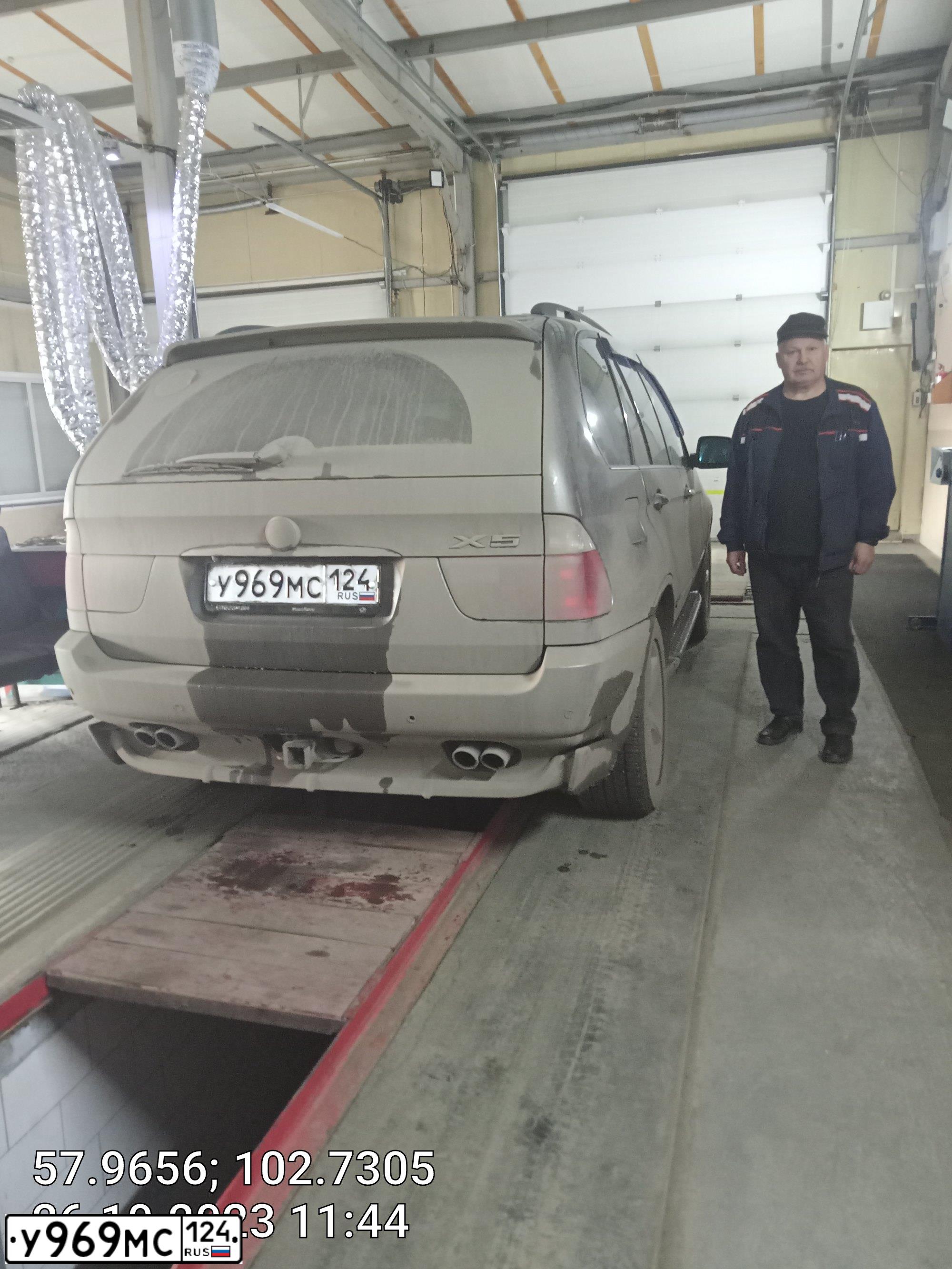 Фото автомобиля BMW X5, 2004 — госномер Е635КУ138. Цвет: СЕРЫЙ