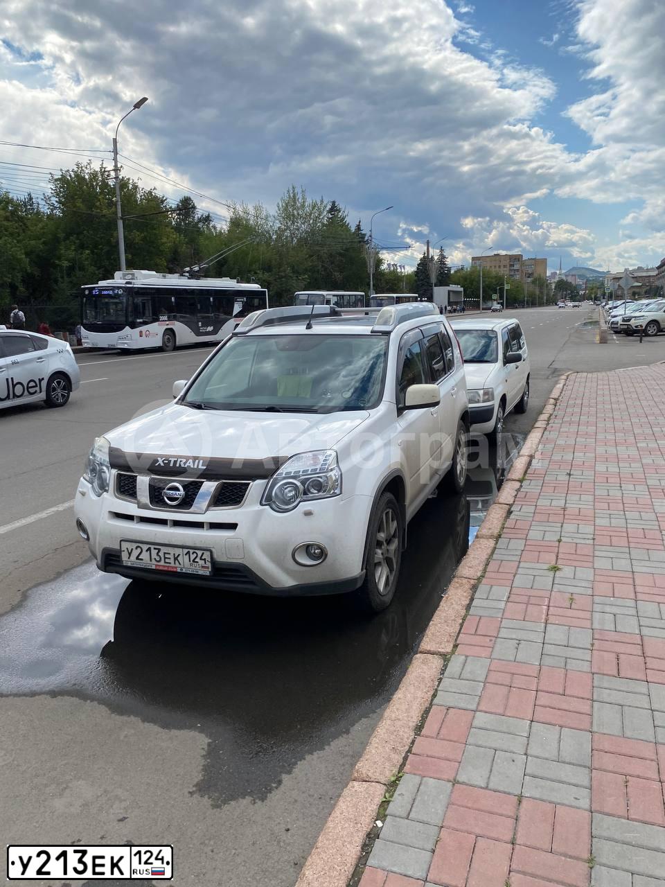 Фото автомобиля NISSAN X-TRAIL, 2011 — госномер У213ЕК124. Цвет: БЕЛЫЙ