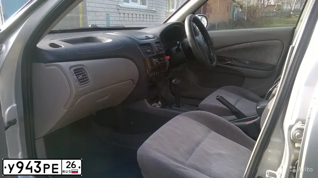 Фото автомобиля NISSAN SUNNY, 2001 — госномер У943РЕ26. Цвет: БЕЛЫЙ (СЕРЕБРИСТЫЙ)