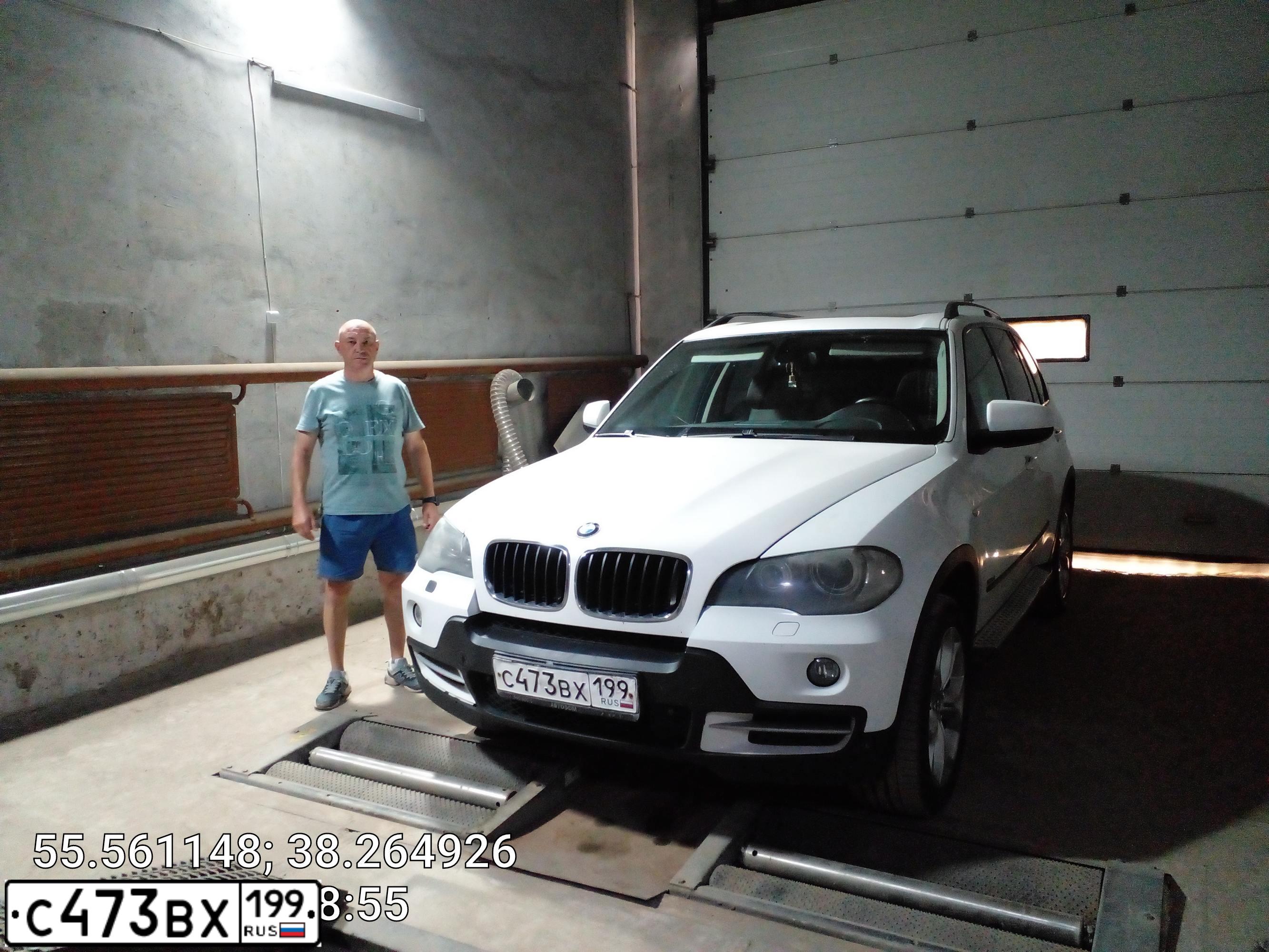 Фото автомобиля BMW X5, 2008 — госномер М097СВ799. Цвет: Белый