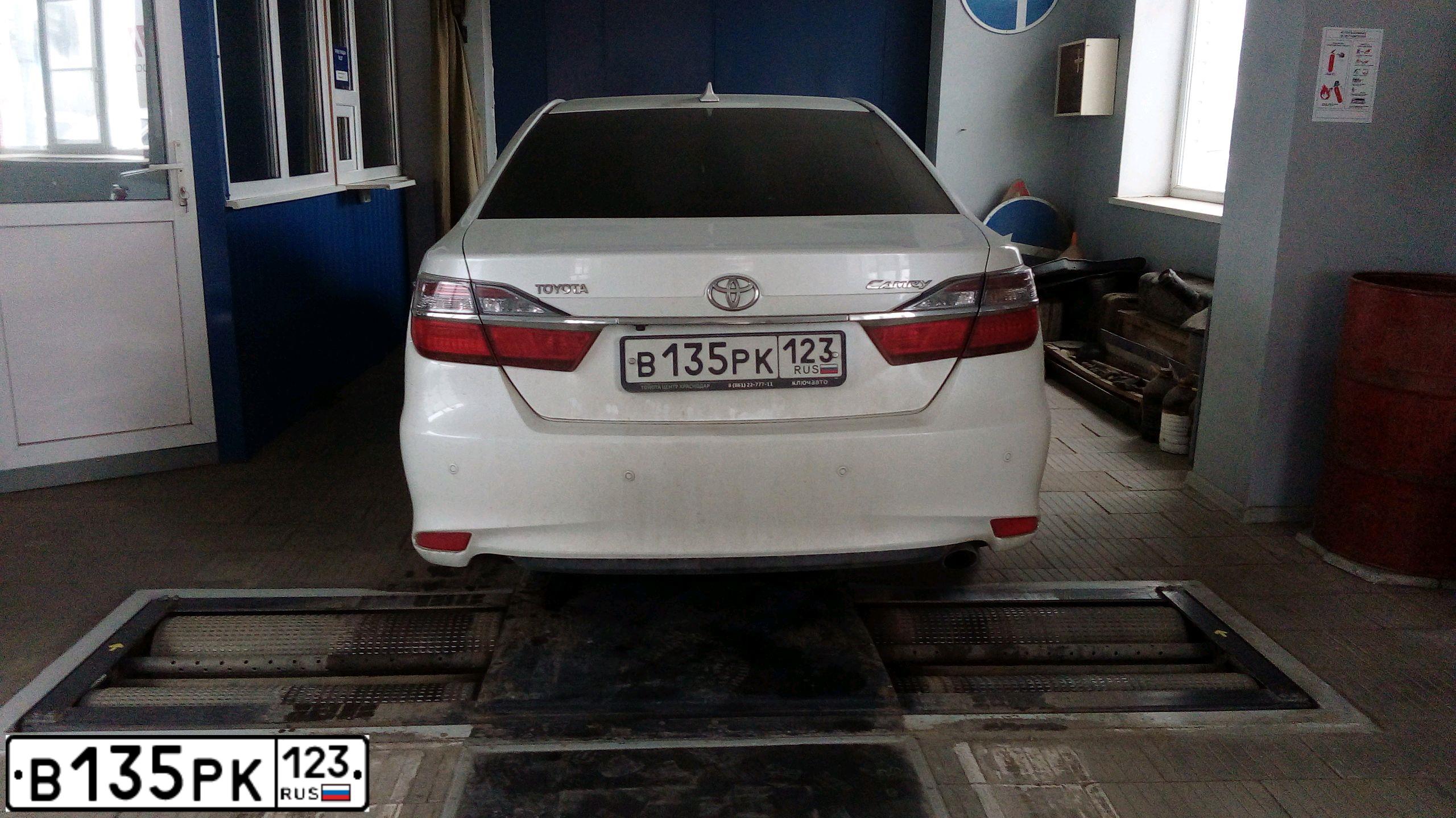 Фото автомобиля TOYOTA CAMRY, 2015 — госномер В135РК123. Цвет: БЕЛЫЙ