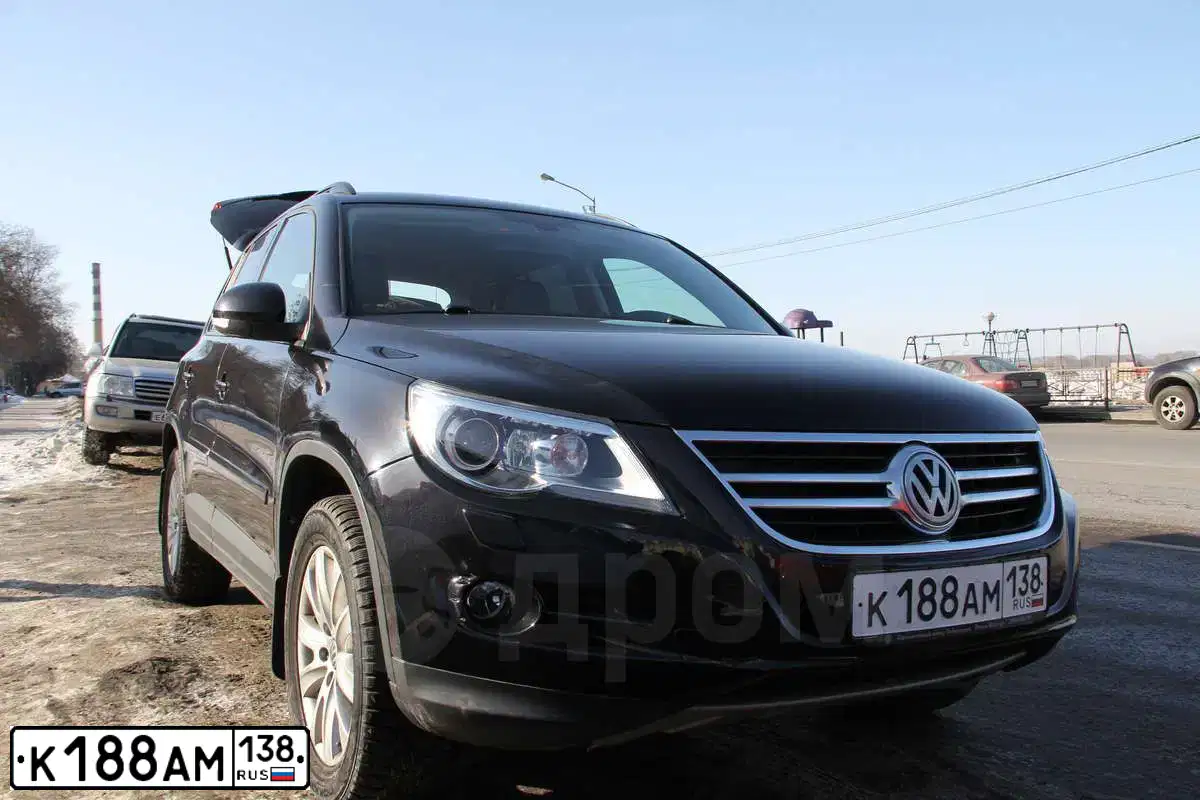 Фото автомобиля VOLKSWAGEN TIGUAN, 2010 — госномер Н485КР138. Цвет: ЧЕРНЫЙ