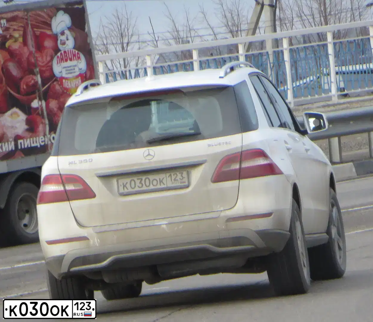Фото автомобиля MERCEDES GLE-KLASSE, 2001 — госномер К030ОК123. Цвет: Белый