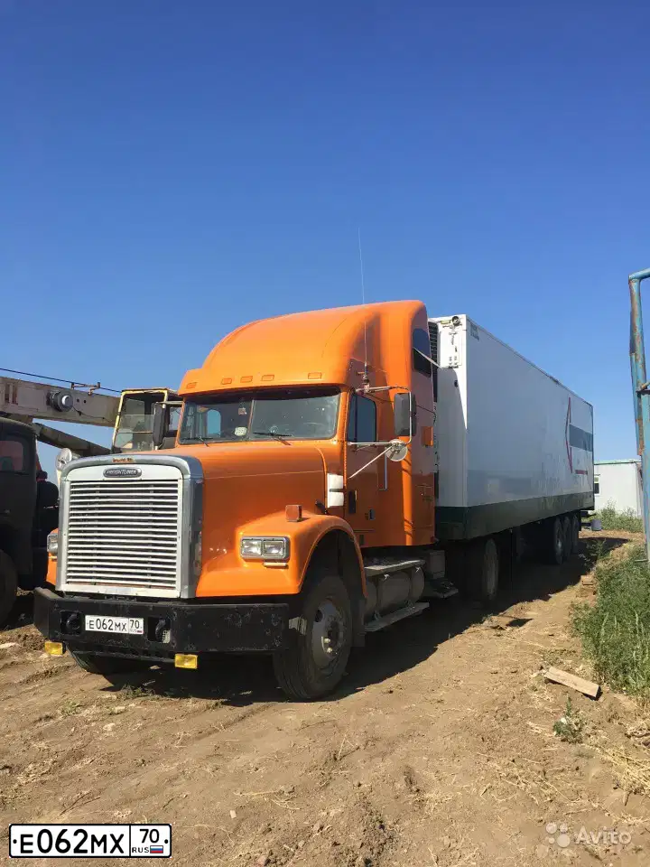 Фото автомобиля FREIGHTLINER SEVERE DUTY FLD, 2004 — госномер Е062МХ70. Цвет: Оранжевый