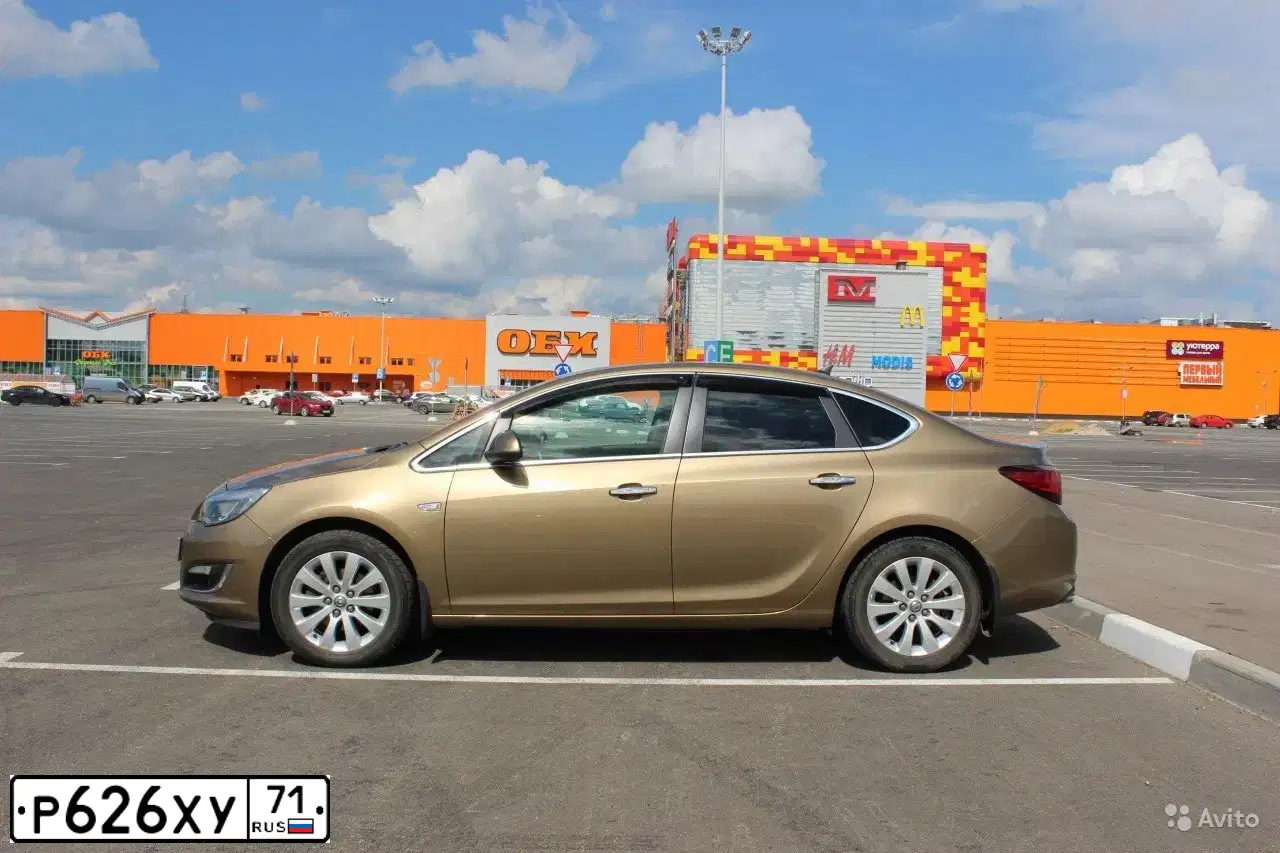 Фото автомобиля OPEL ASTRA, 2013 — госномер У069ЕВ136. Цвет: БЕЖЕВЫЙ МЕТАЛЛИК