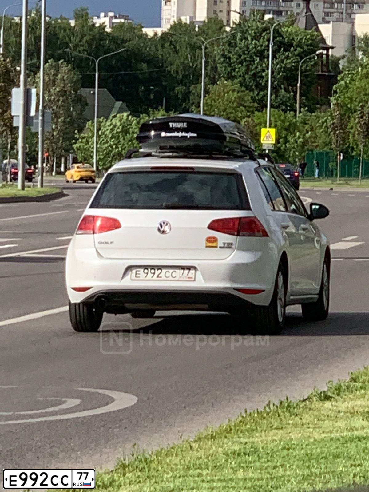 Фото автомобиля VOLKSWAGEN GOLF, 2012 — госномер Е992СС77. Цвет: Белый