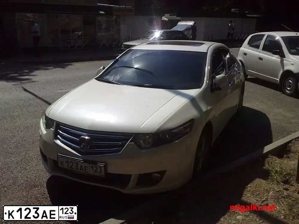 Фото автомобиля MERCEDES E-KLASSE, 2012 — госномер К123АЕ123. Цвет: БЕЛЫЙ