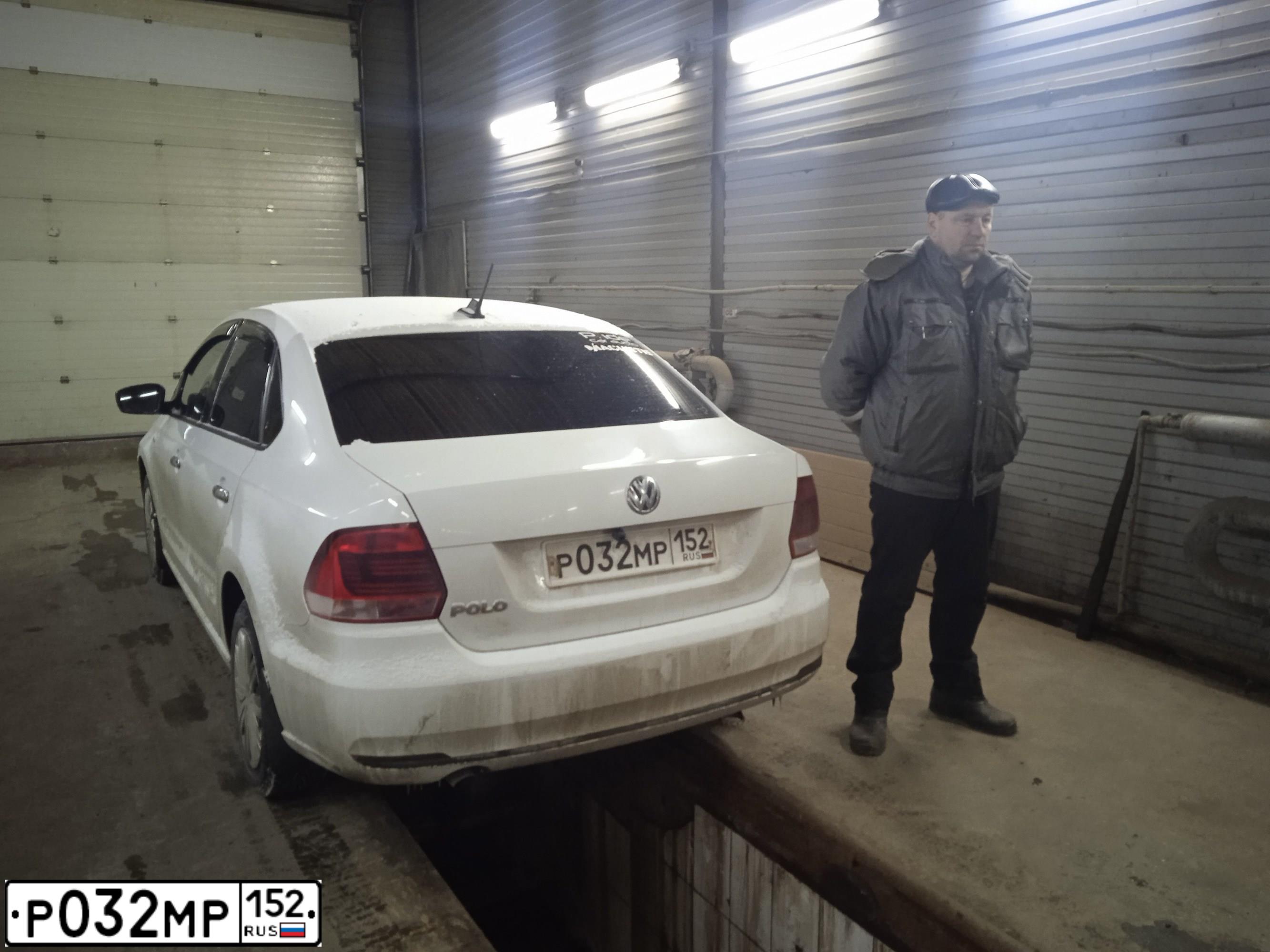 Фото автомобиля VOLKSWAGEN POLO, 2018 — госномер Р032МР152. Цвет: Белый