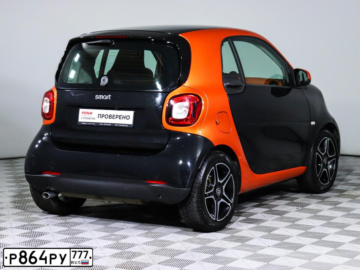 Фото автомобиля SMART FORTWO, 2016 — госномер Р864РУ777. Цвет: Черный Оранжевый