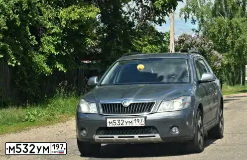 Фото автомобиля SKODA OCTAVIA, 2012 — госномер Т702РР33. Цвет: СЕРЫЙ