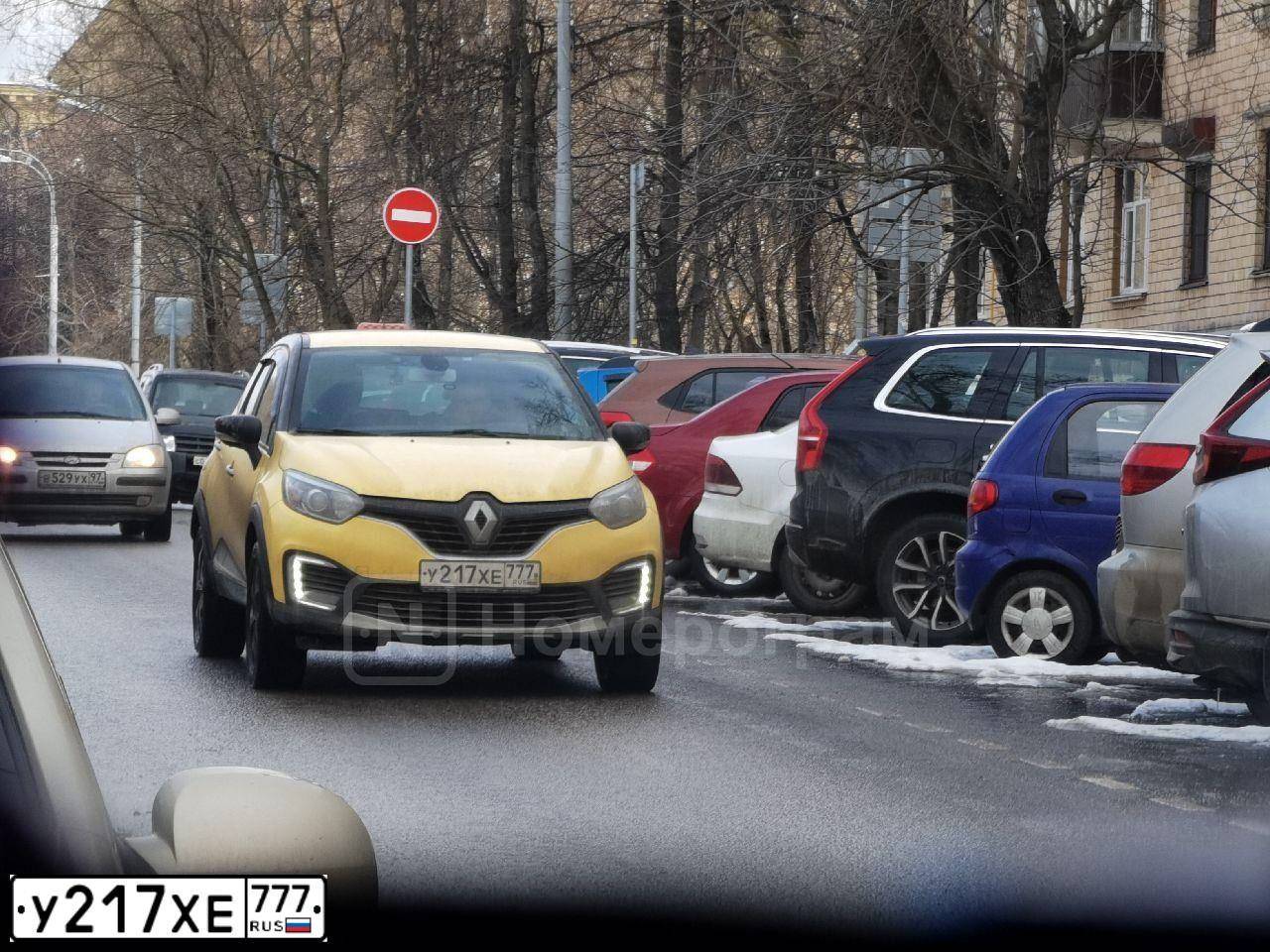 Фото автомобиля RENAULT KAPTUR, 2017 — госномер У217ХЕ777. Цвет: ЖЁЛТЫЙ