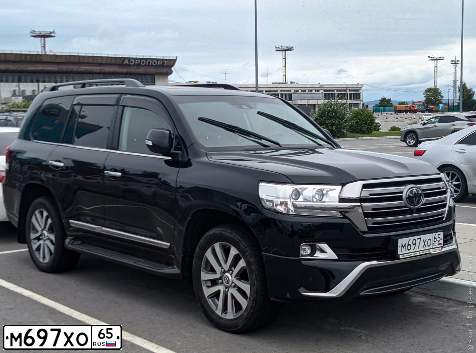 Фото автомобиля TOYOTA LANDCRUISER 200, 2018 — госномер Р108СХ27. Цвет: ЧЕРНЫЙ
