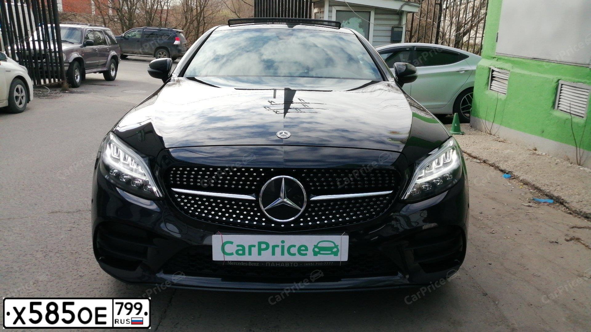 Фото автомобиля MERCEDES C-KLASSE, 2019 — госномер Х585ОЕ799. Цвет: ЧЕРНЫЙ