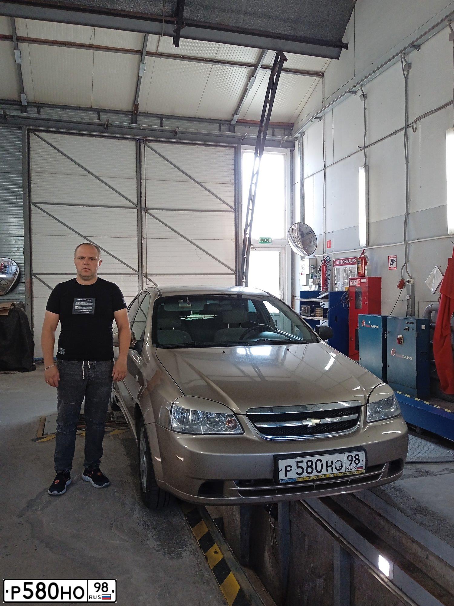 Фото автомобиля CHEVROLET LACETTI, 2008 — госномер Р580НО98. Цвет: БЕЖЕВЫЙ