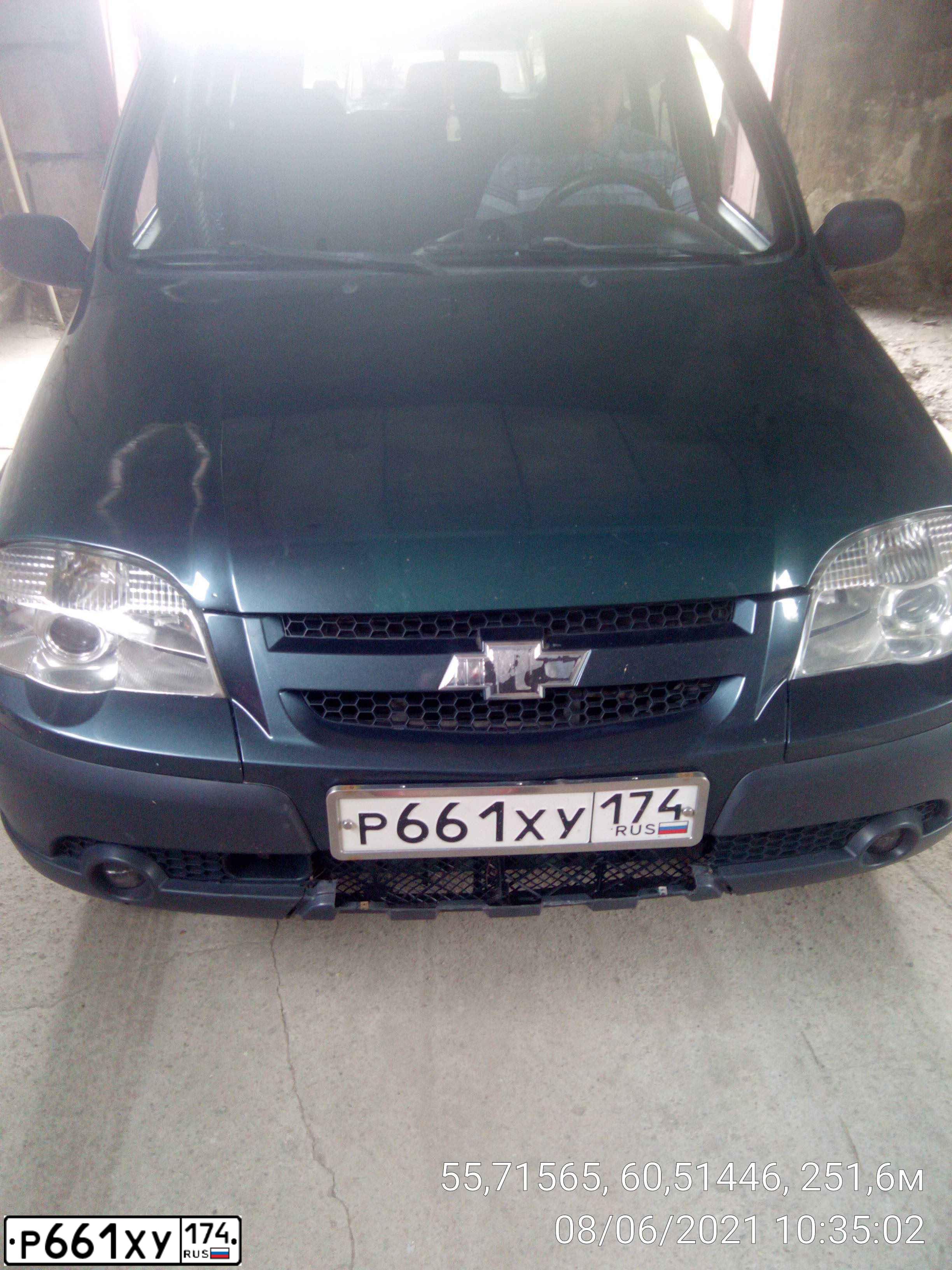 Фото автомобиля CHEVROLET NIVA, 2010 — госномер К166ЕВ774. Цвет: темно-зеленый металлик