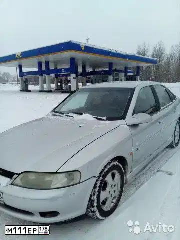 Фото автомобиля OPEL VECTRA, 1999 — госномер М111ЕР178. Цвет: Серебристый