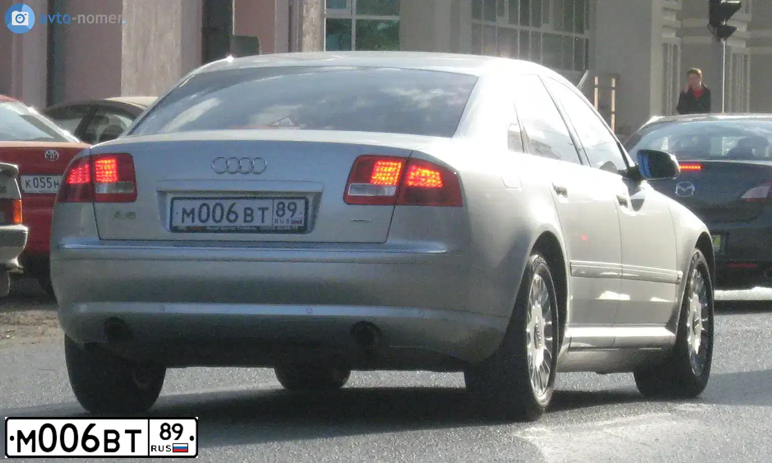 Фото автомобиля AUDI A8, 2005 — госномер М006ВТ89. Цвет: СЕРЕБРИСТЫЙ