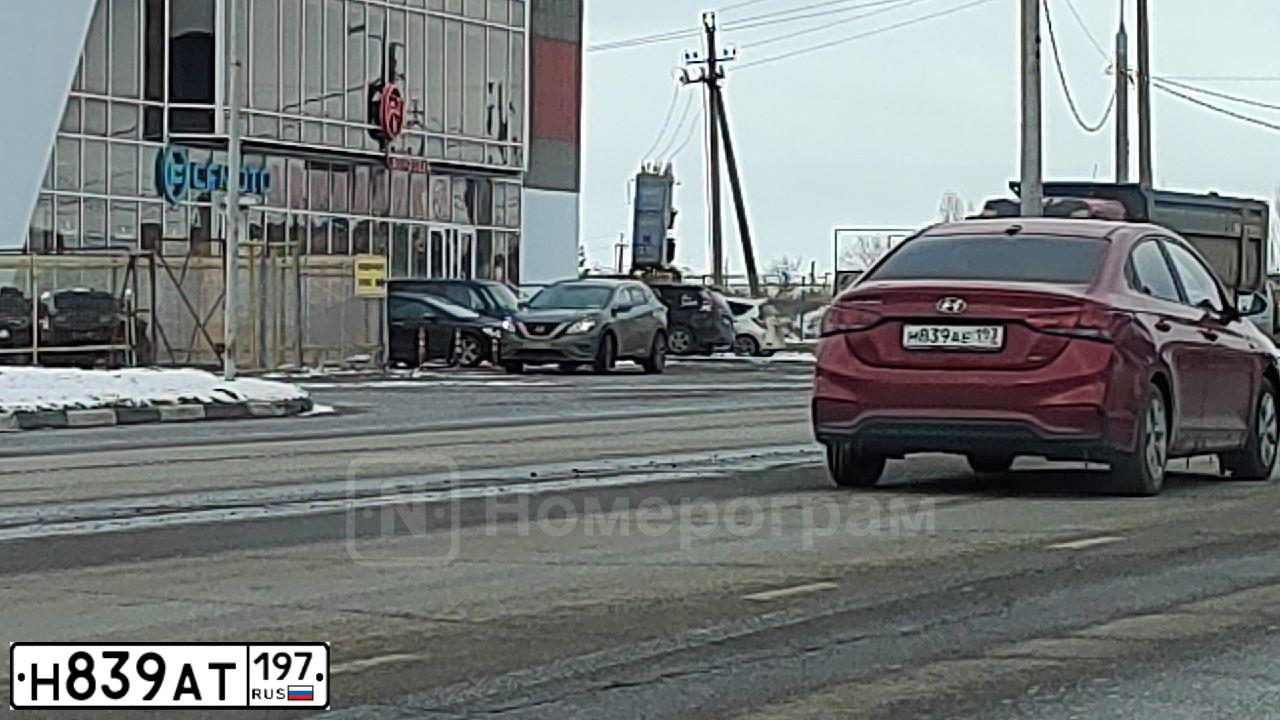 Фото автомобиля KIA CARENS, 2010 — госномер Н839АТ197. Цвет: КОРИЧНЕВЫЙ