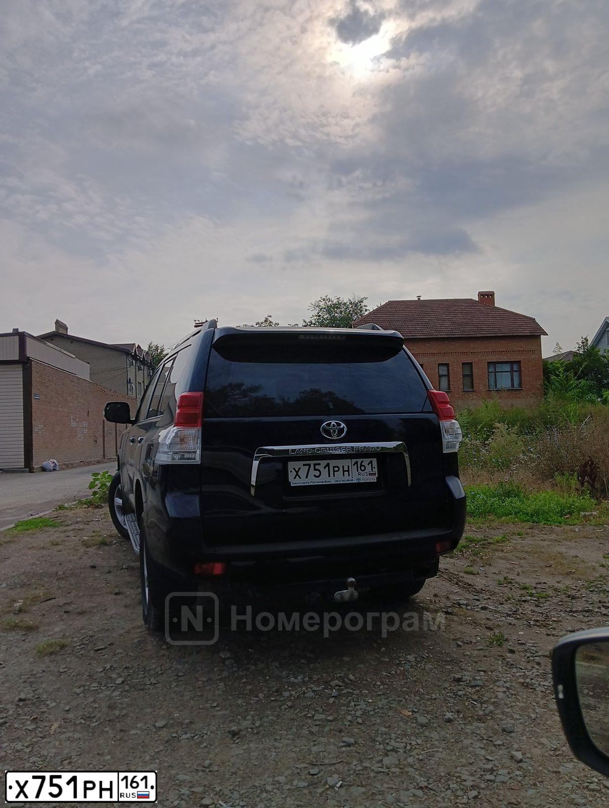 Фото автомобиля TOYOTA LANDCRUISER, 2012 — госномер Х751РН161. Цвет: ЧЕРНЫЙ