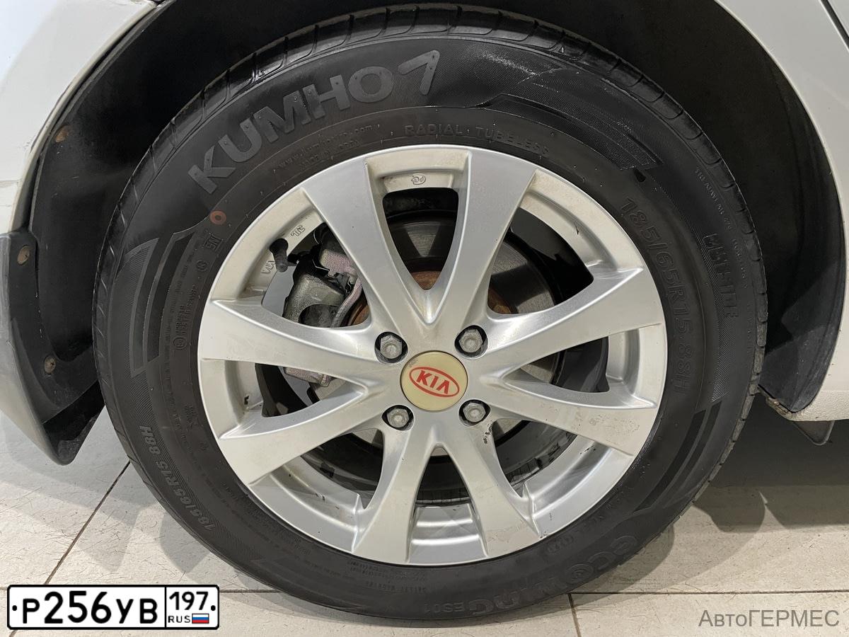 Фото автомобиля KIA RIO, 2012 — госномер Р256УВ197. Цвет: СЕРЫЙ СВЕТЛЫЙ
