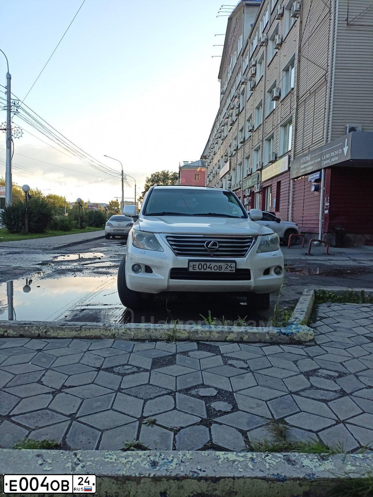 Фото автомобиля CADILLAC CTS, 2009 — госномер Е004ВА24. Цвет: Белый
