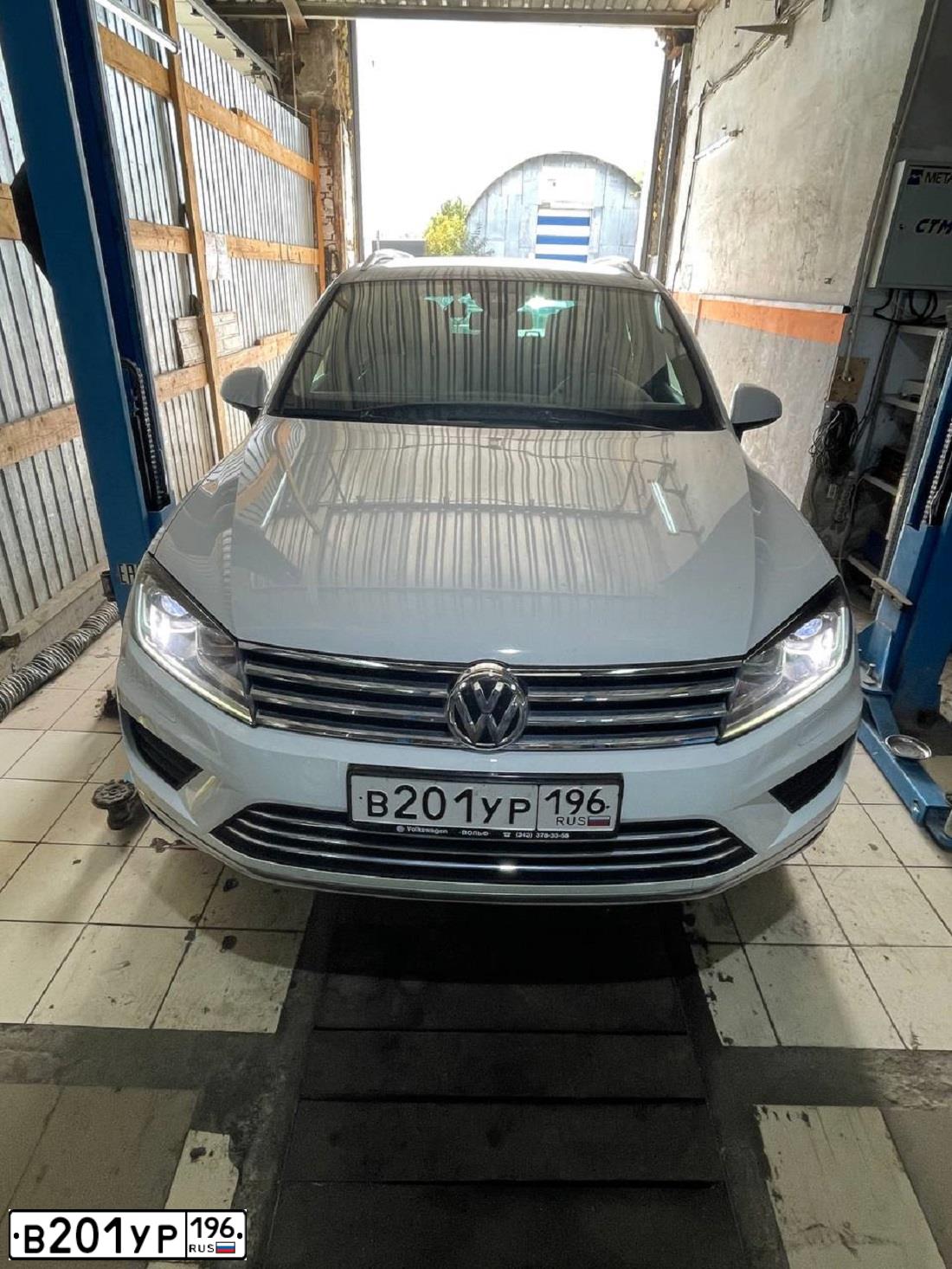 Фото автомобиля VOLKSWAGEN TOUAREG, 2015 — госномер В201УР196. Цвет: Белый