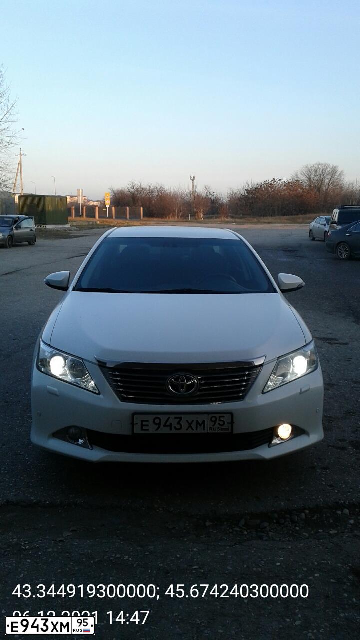 Фото автомобиля TOYOTA CAMRY, 2014 — госномер В232КС09. Цвет: БЕЛЫЙ ПЕРЛАМУТР