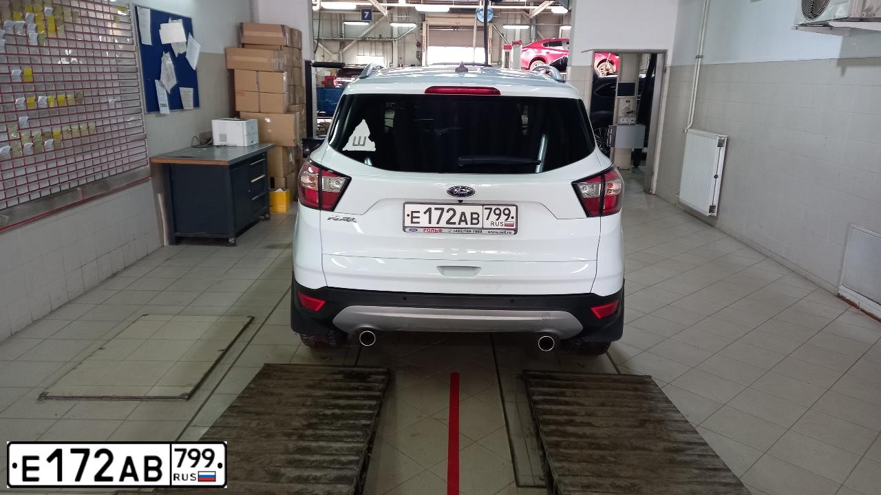 Фото автомобиля FORD KUGA, 2017 — госномер Е172АВ799. Цвет: БЕЛЫЙ