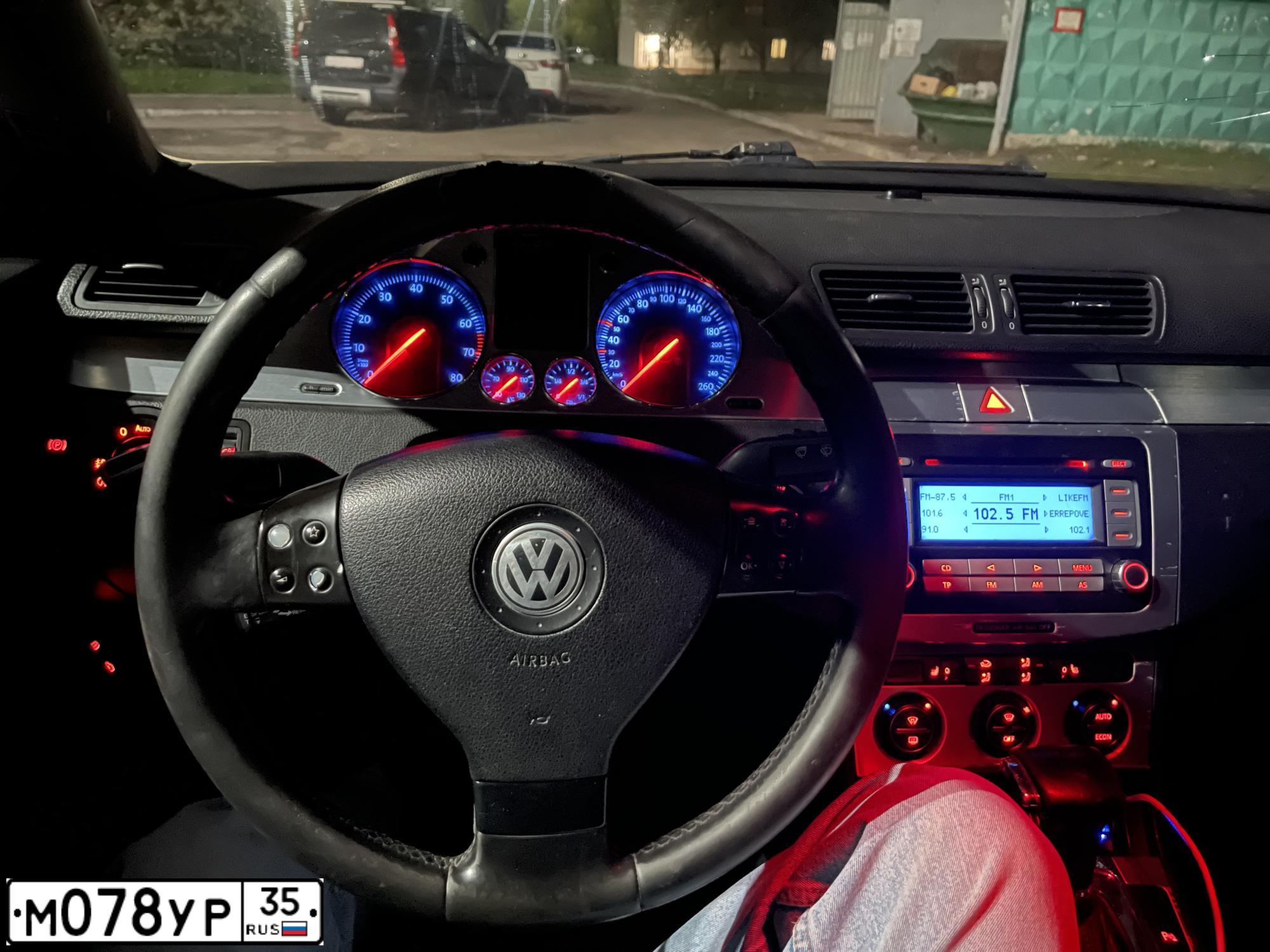 Фото автомобиля VOLKSWAGEN PASSAT, 2005 — госномер М078УР35. Цвет: ЧЕРНЫЙ