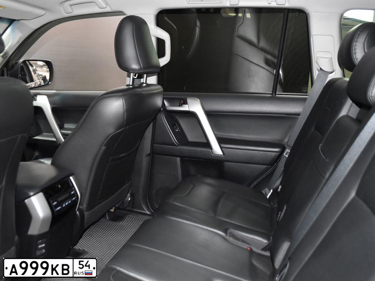 Фото автомобиля TOYOTA LANDCRUISER, 2018 — госномер Н310НТ138. Цвет: ЧЕРНЫЙ
