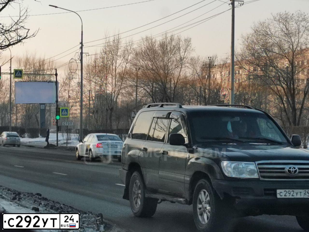 Фото автомобиля TOYOTA LANDCRUISER, 2006 — госномер С292УТ24. Цвет: ЧЕРНЫЙ