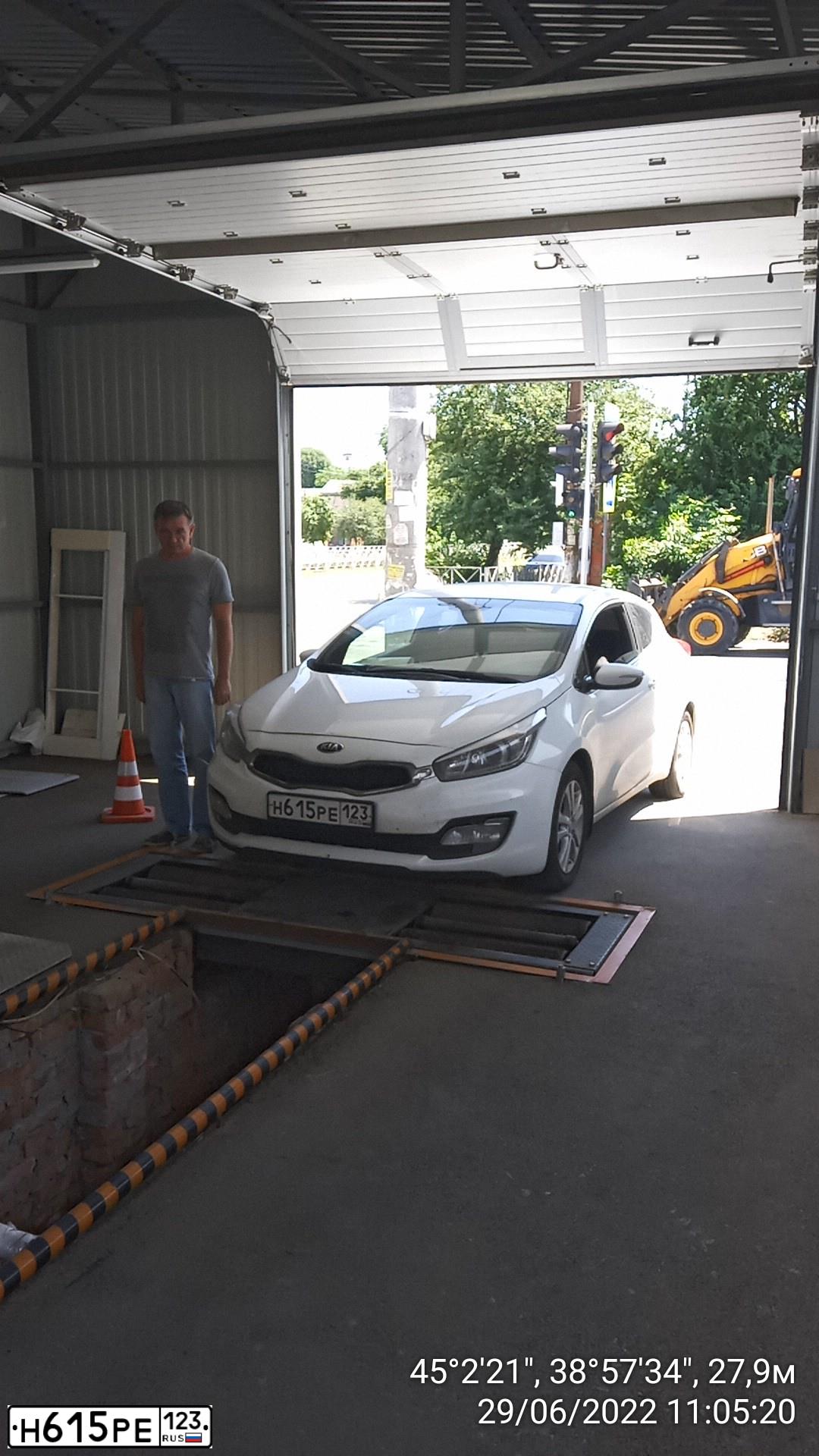 Фото автомобиля KIA CEE'D, 2015 — госномер Х490ТУ193. Цвет: Белый