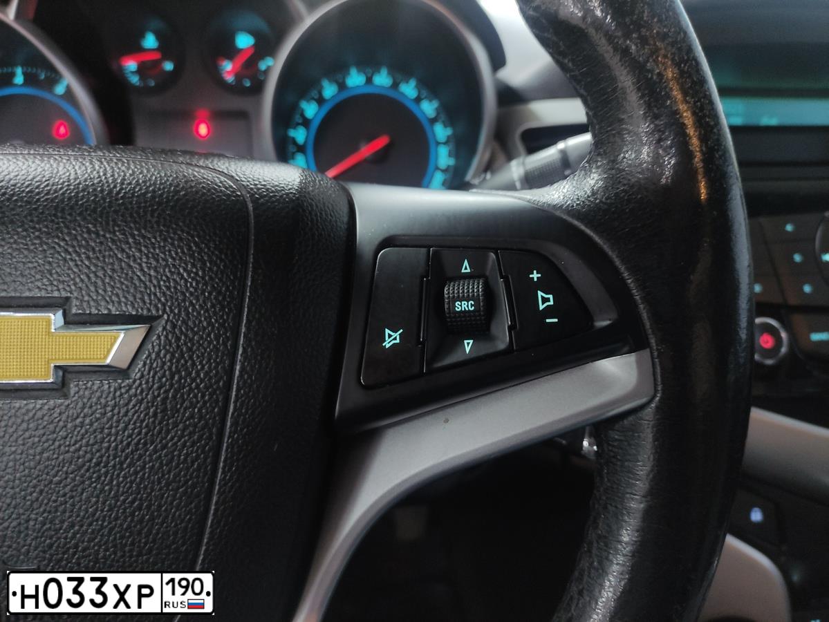Фото автомобиля CHEVROLET CRUZE, 2012 — госномер Н033ХР190. Цвет: БЕЖЕВЫЙ