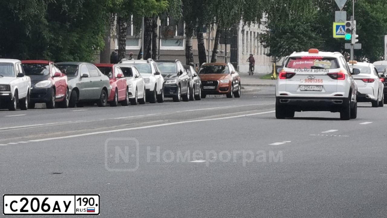 Фото автомобиля BMW SERIE 1, 2007 — госномер А886МВ790. Цвет: Красный