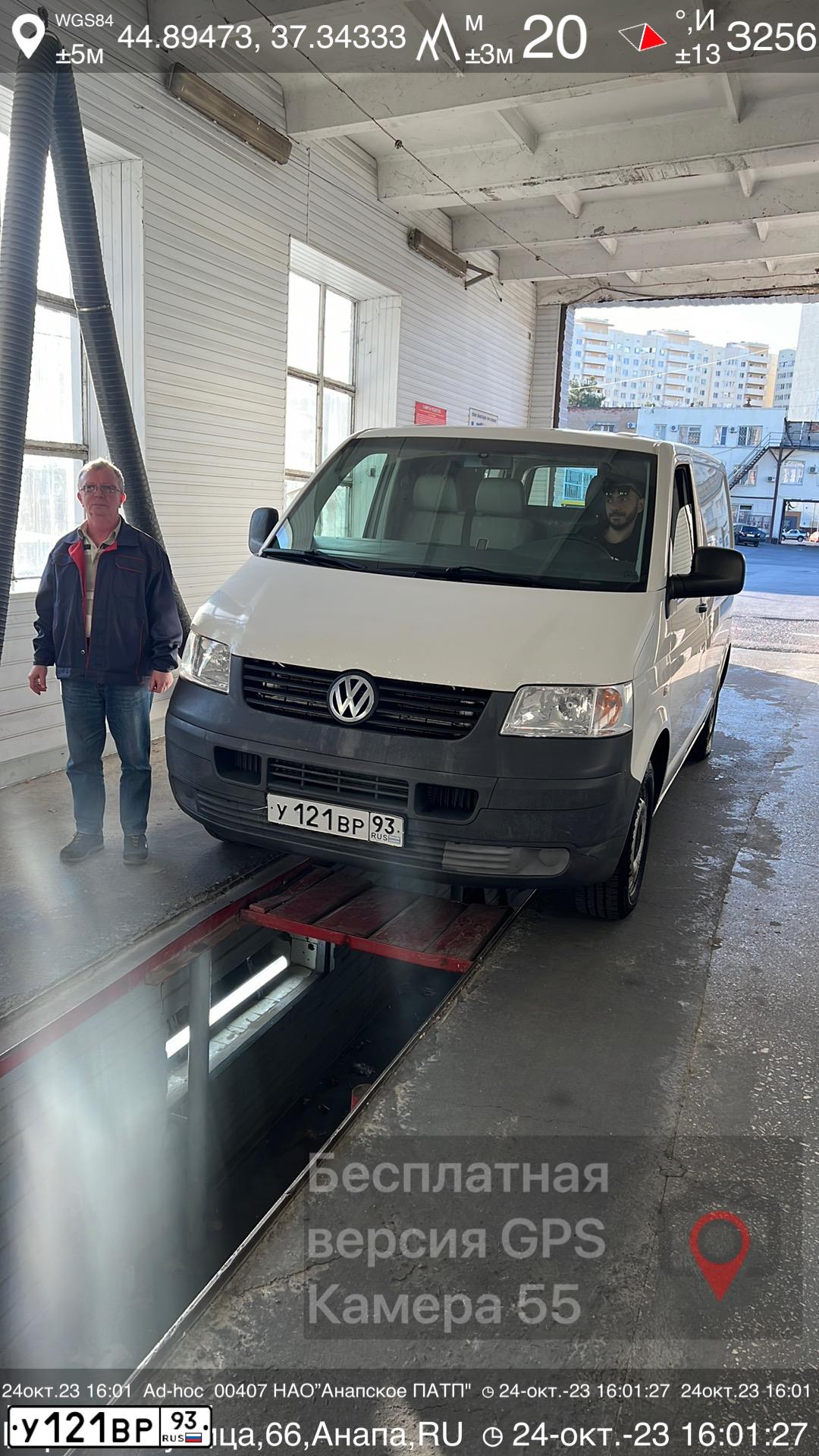 Фото автомобиля VOLKSWAGEN TRANSPORTER, 2008 — госномер У121ВР93. Цвет: СЕРО-БЕЛЫЙ