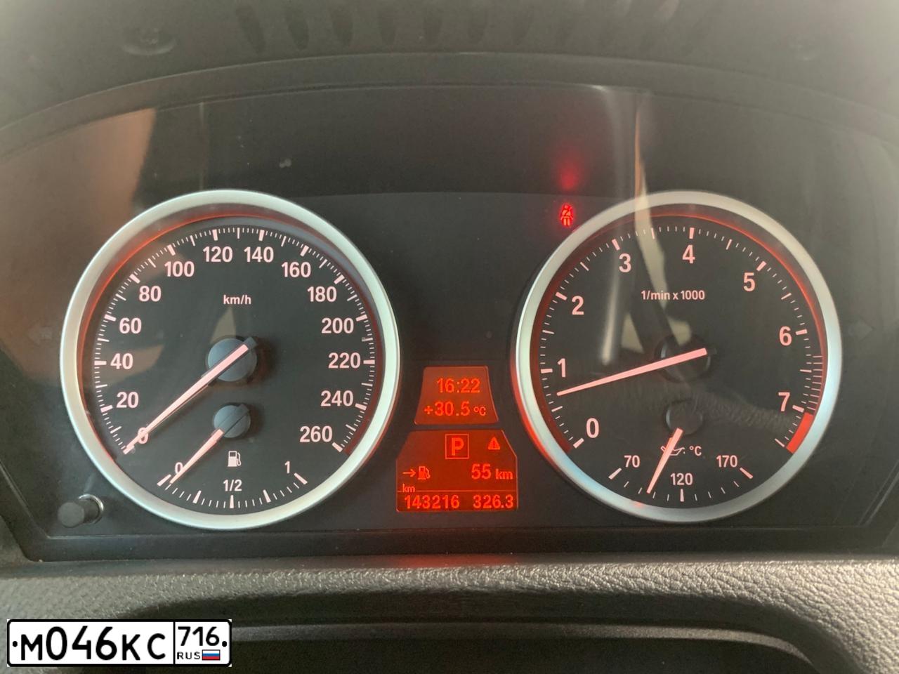 Фото автомобиля BMW X6, 2014 — госномер В004ТР716. Цвет: Белый