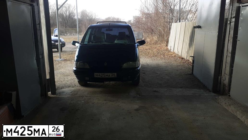 Фото автомобиля RENAULT /GRAND/ ESPACE, 1995 — госномер М425МА26. Цвет: ЗЕЛЕНЫЙ