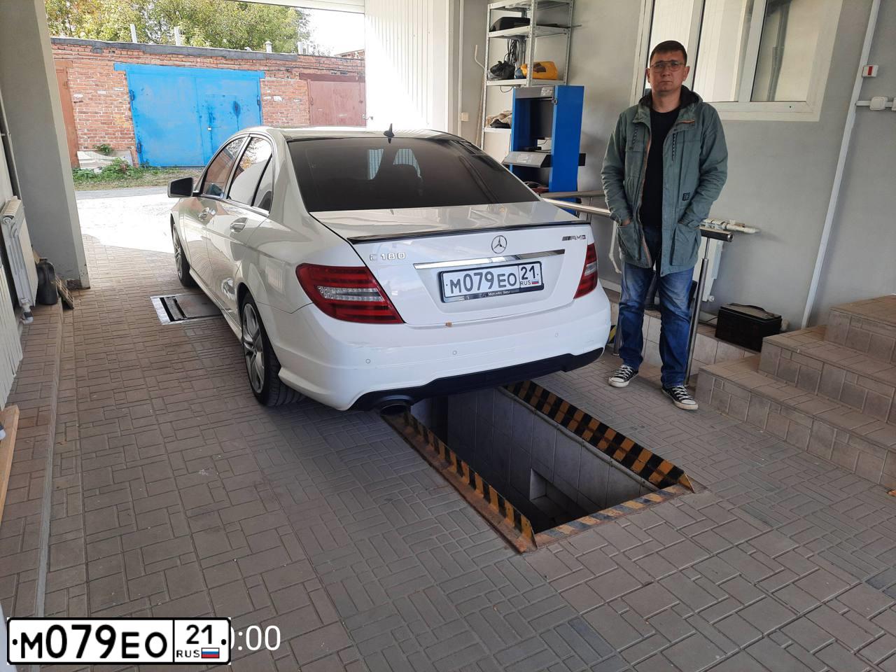 Фото автомобиля MERCEDES C-KLASSE, 2011 — госномер М555СР26. Цвет: Белый