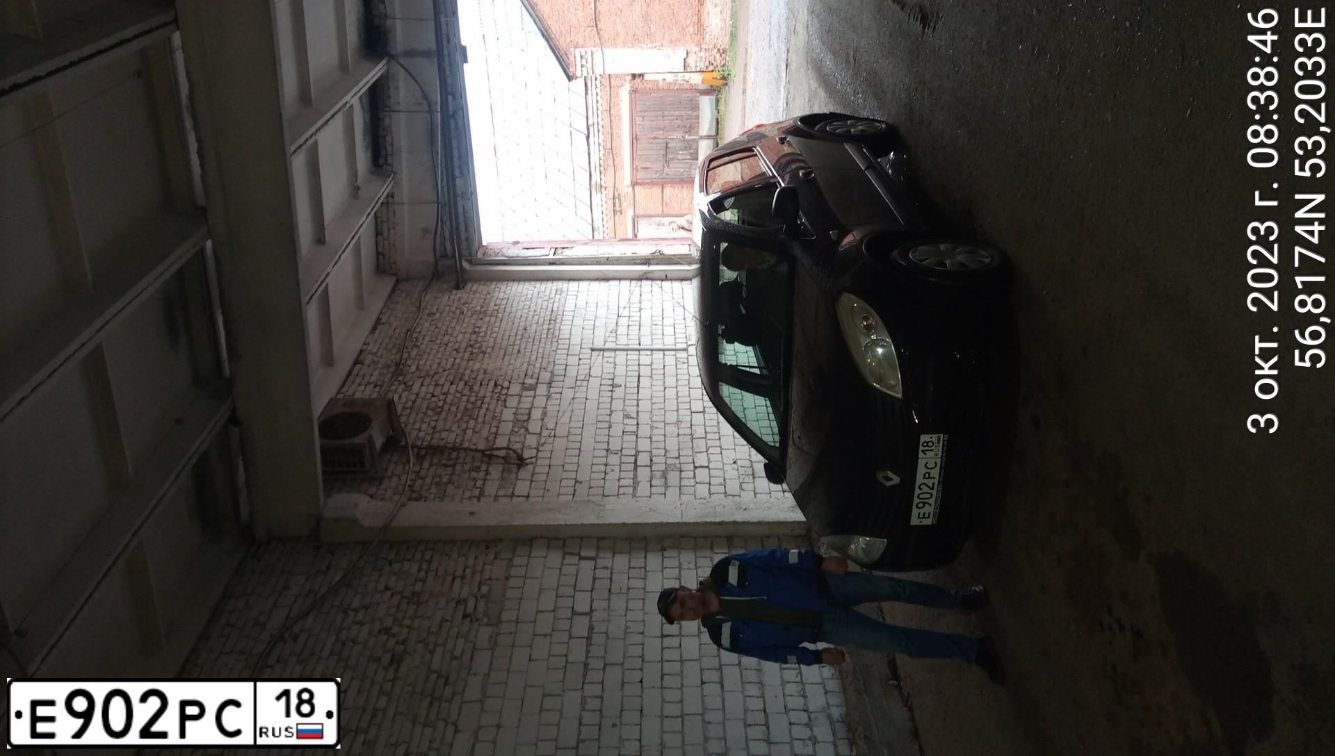 Фото автомобиля RENAULT T SANDERO, 2012 — госномер В359РО190. Цвет: ЧЕРНЫЙ