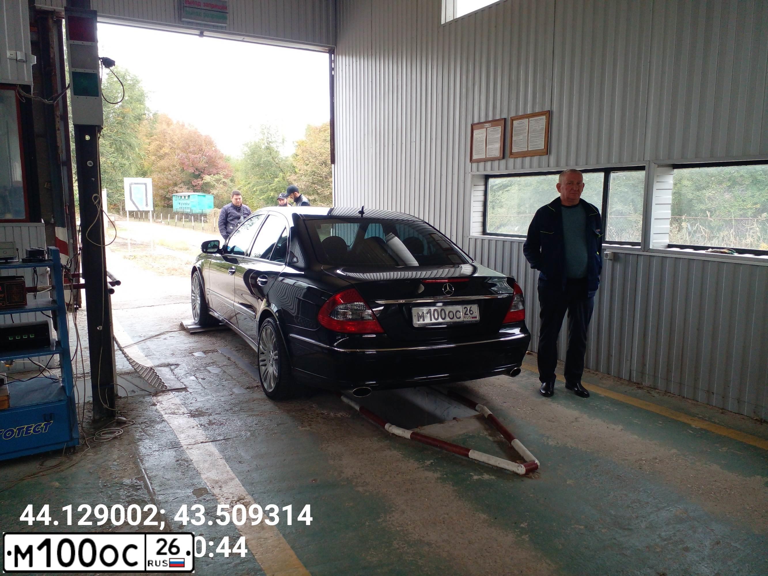 Фото автомобиля MERCEDES C-KLASSE, 2008 — госномер Е001ВХ26. Цвет: ЧЕРНЫЙ