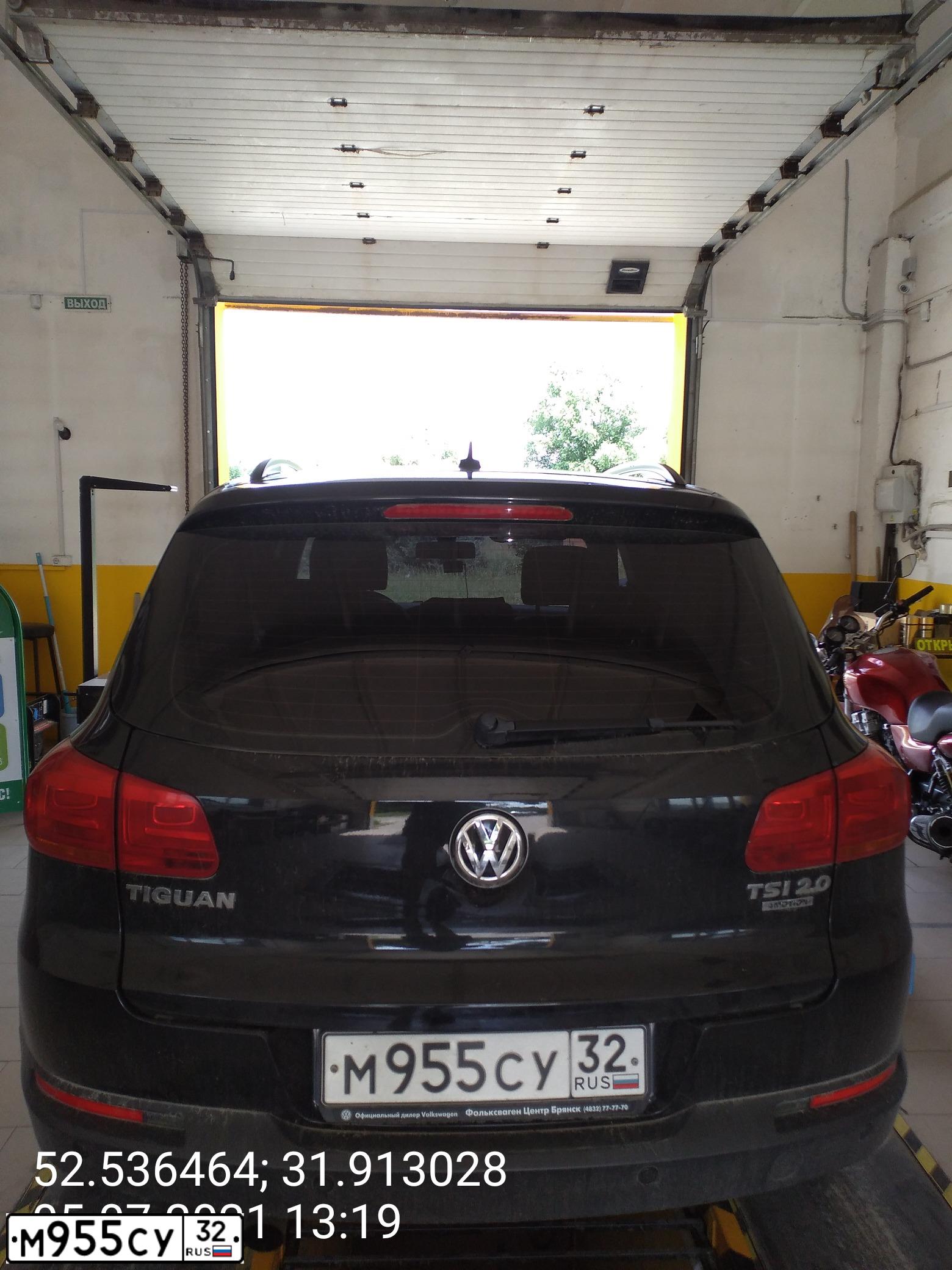 Фото автомобиля VOLKSWAGEN TIGUAN, 2013 — госномер М555РН32. Цвет: ЧЕРНЫЙ