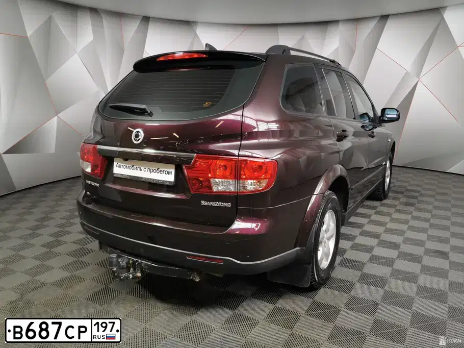 Фото автомобиля SSANGYONG KYRON, 2011 — госномер В464ЕТ790. Цвет: КРАСНЫЙ ТЕМНЫЙ