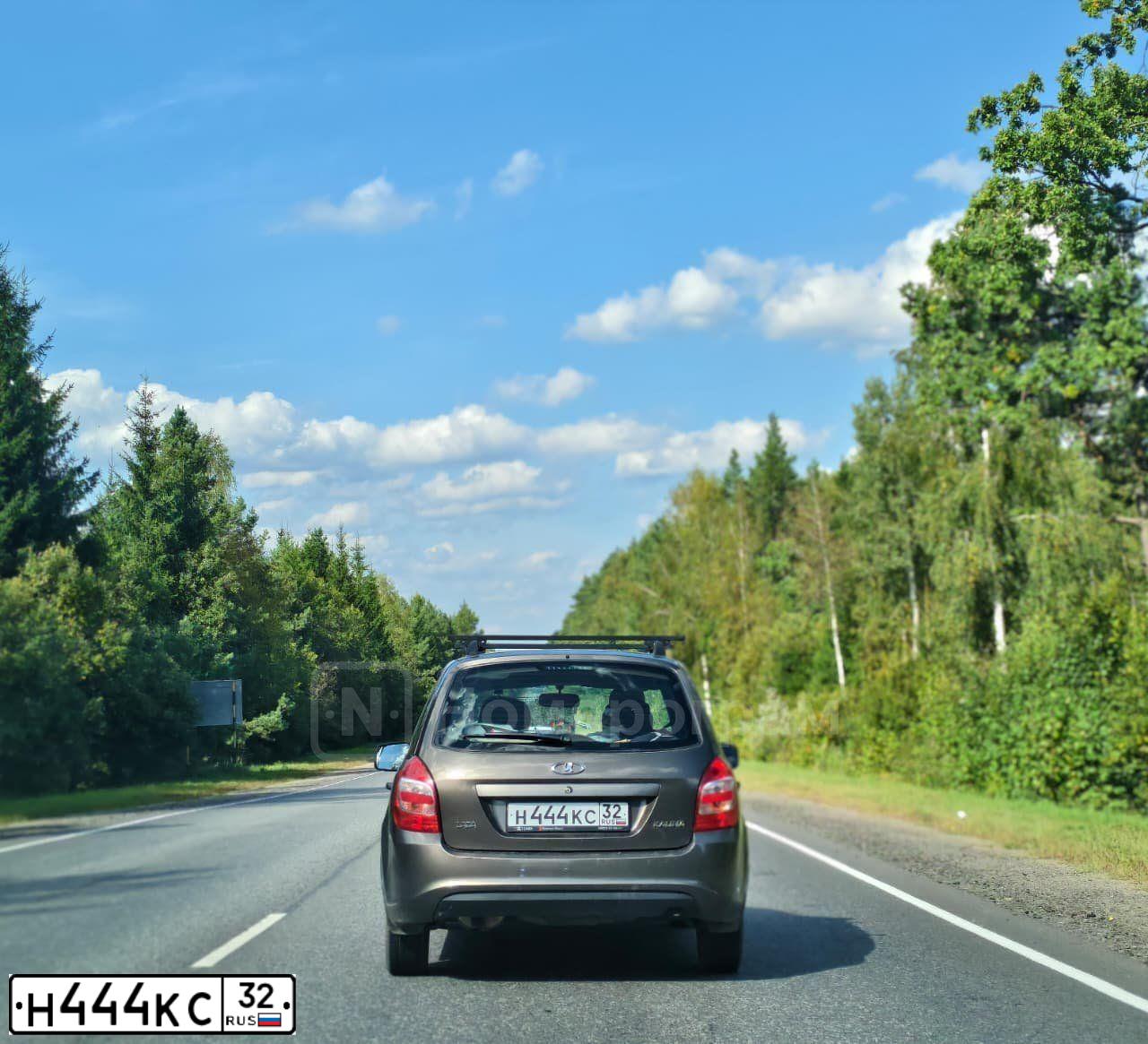 Фото автомобиля LADA 2194 KALINA, 2017 — госномер Н444КС32. Цвет: Золотисто-коричневый